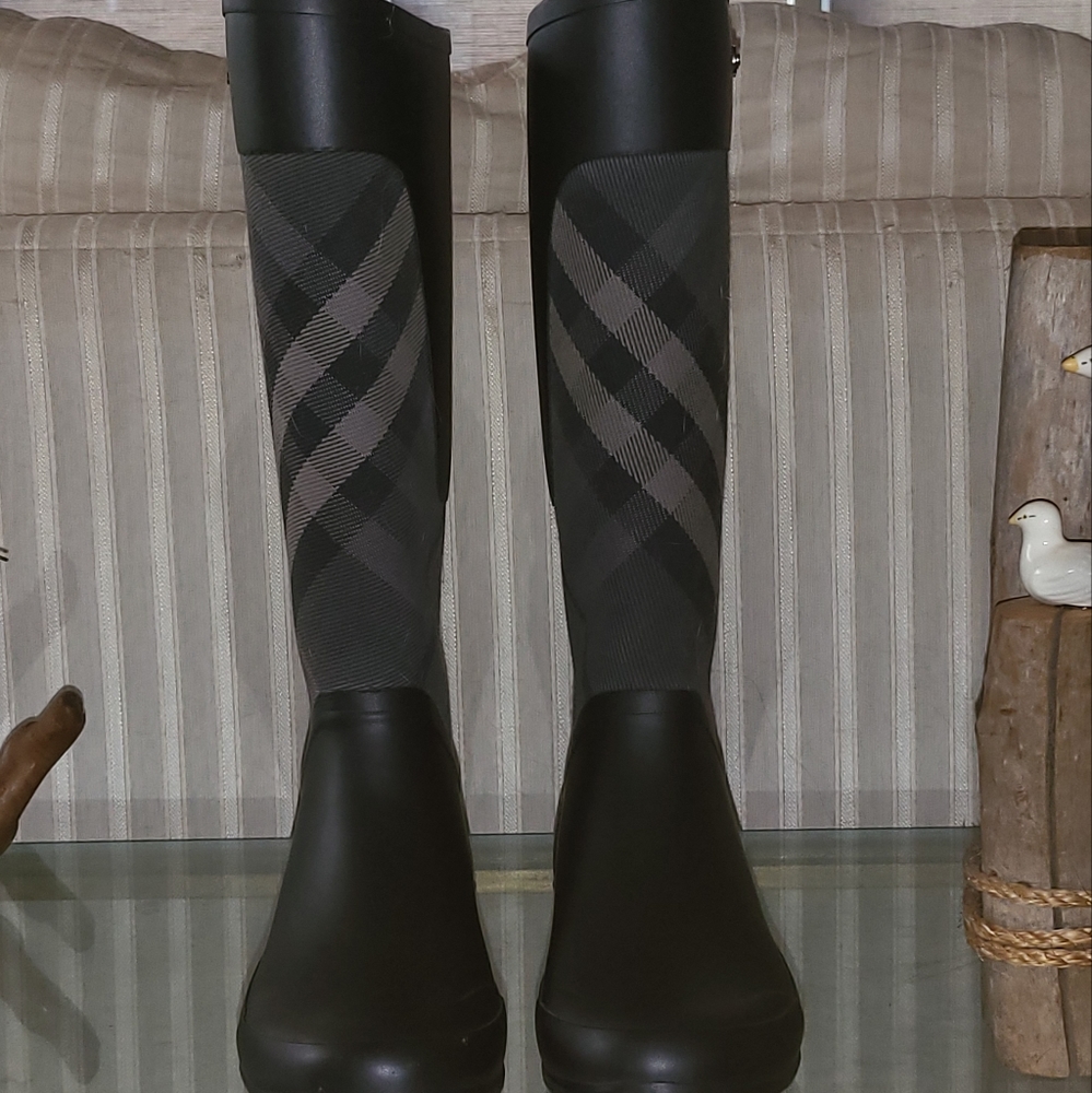 ❤️SOLD❤️ Burberry Rain Boots Black,  Gray, & White Signature Plaid Size US 7
